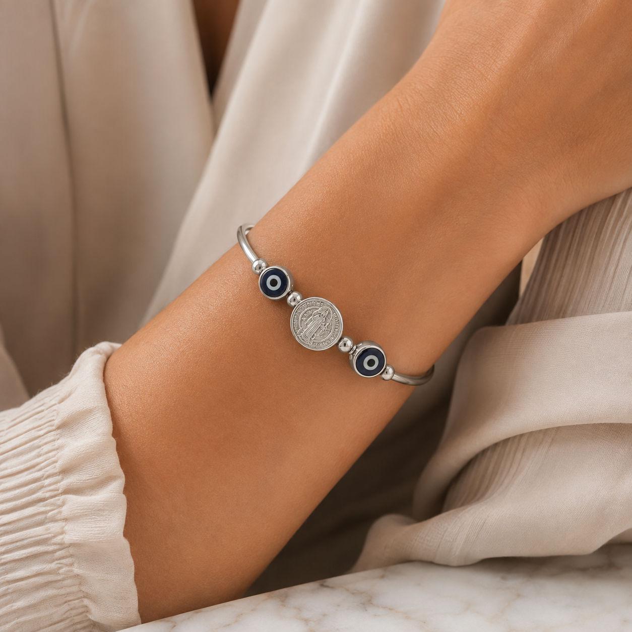 Bracelete Prateado com Medalha Religiosa e Olho Grego Azul - Imagem 2