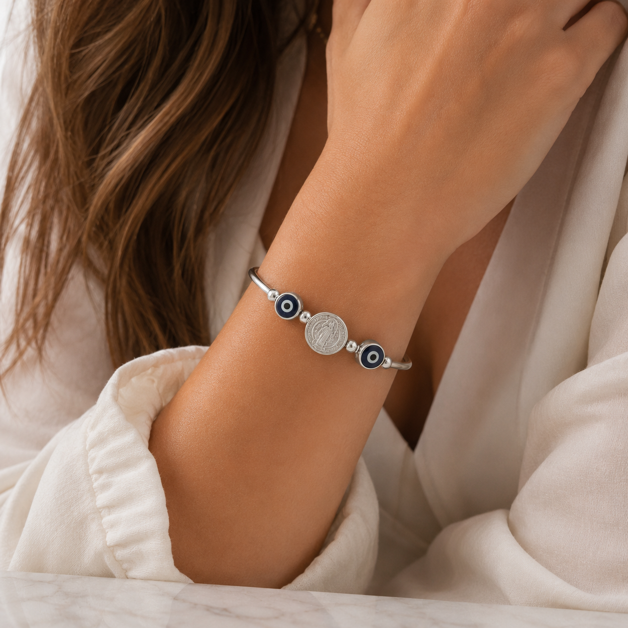 Bracelete Prateado com Medalha Religiosa e Olho Grego Azul - Imagem 3