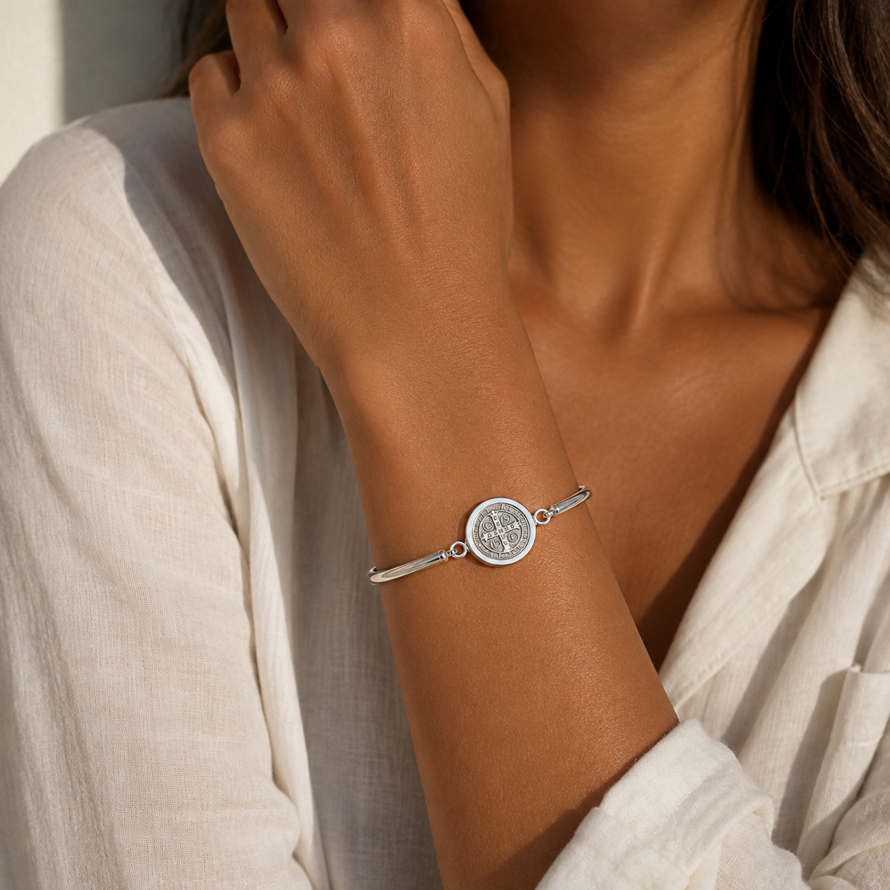 Pulseira Prateada com Medalha de São Bento Central e Fecho - Imagem 3