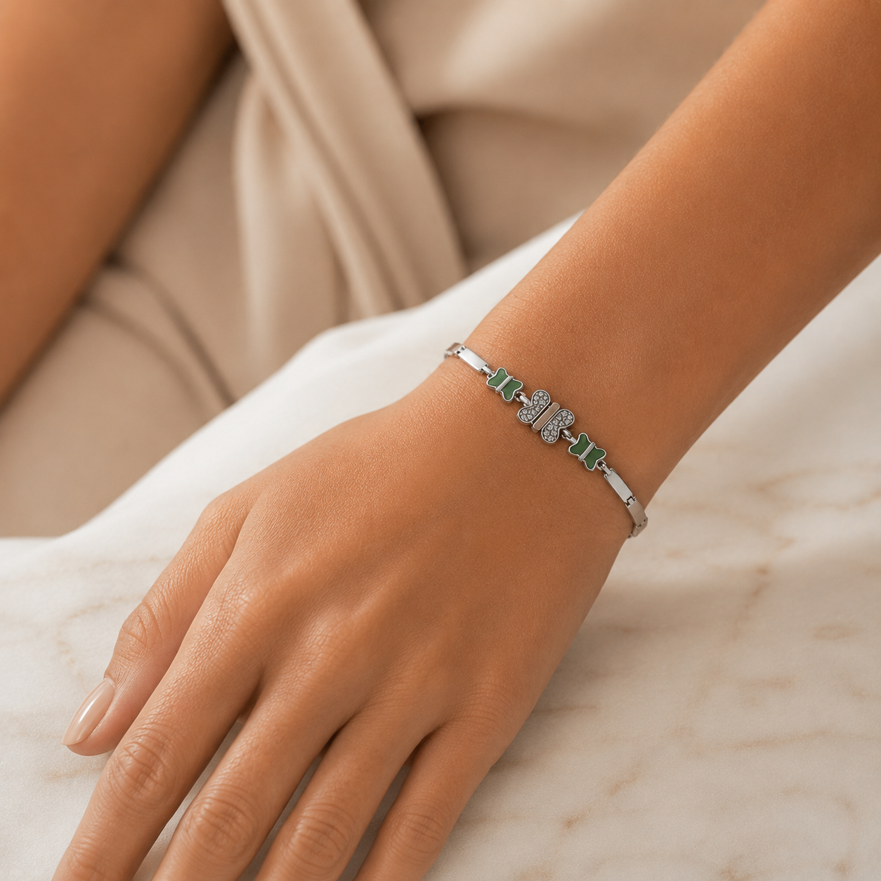 Pulseira Prata com Pedras Verdes e Detalhe Central Vintage - Imagem 3