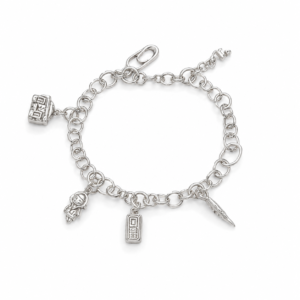 Pulseira Prateada com Pingentes Decorativos e Elos Redondos