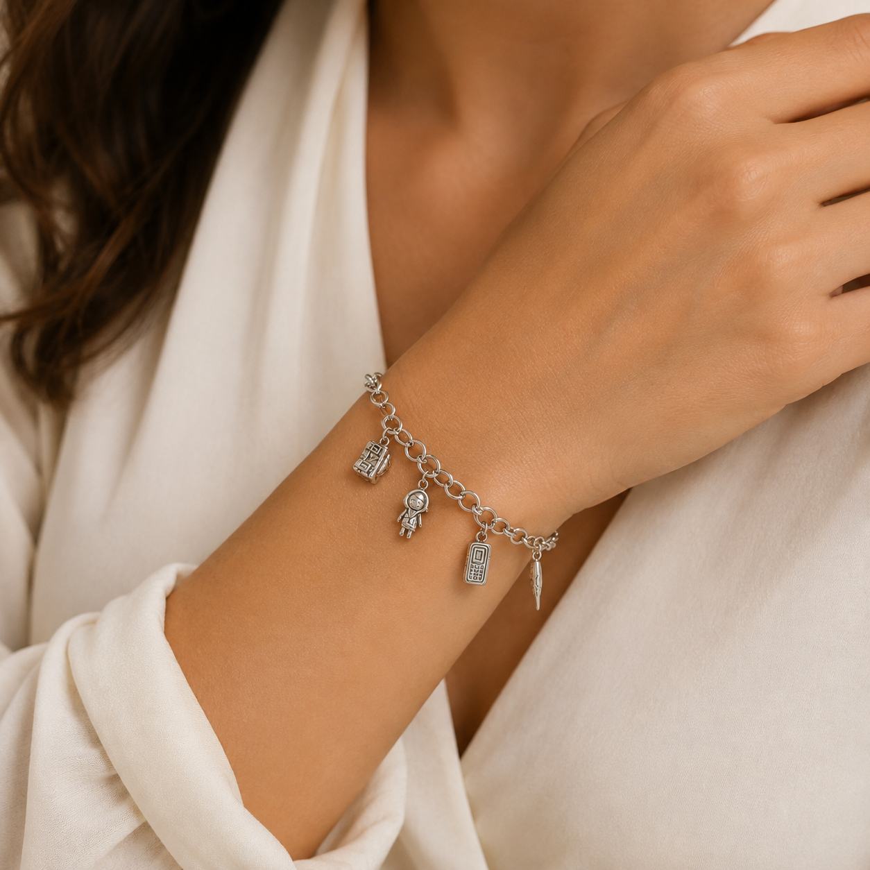 Pulseira Prateada com Pingentes Decorativos e Elos Redondos - Imagem 2