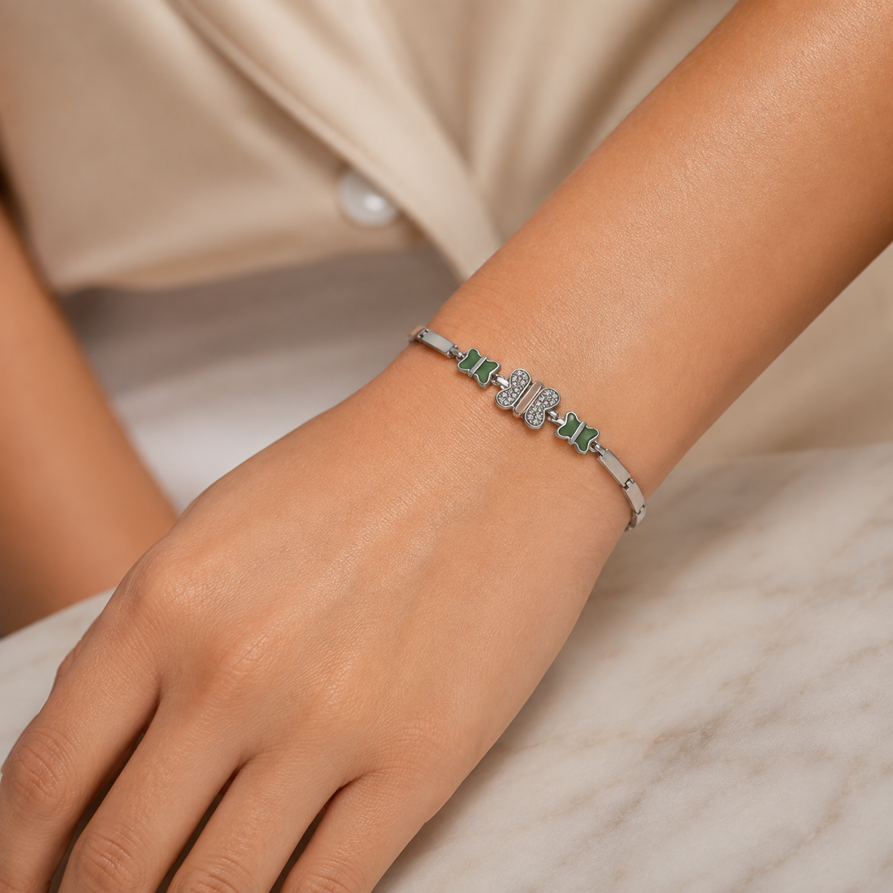Pulseira Prata com Pedras Verdes e Detalhe Central Vintage - Imagem 2