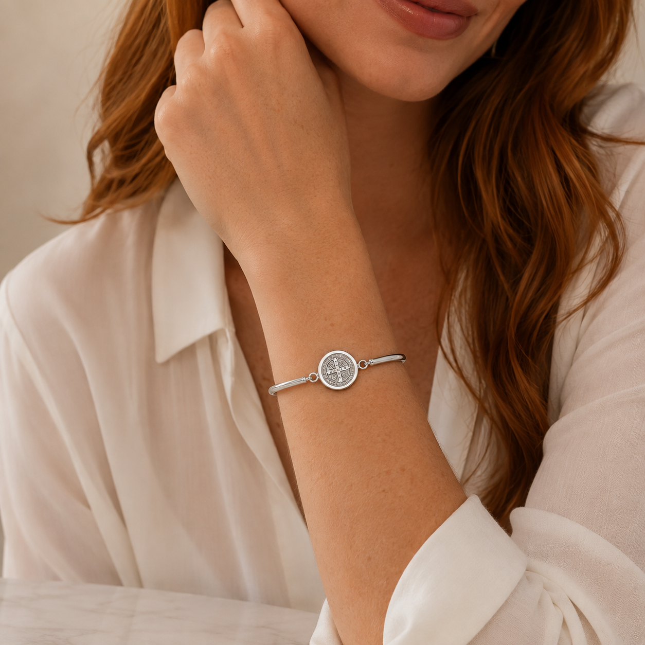 Pulseira Prateada com Medalha de São Bento Central e Fecho - Imagem 2