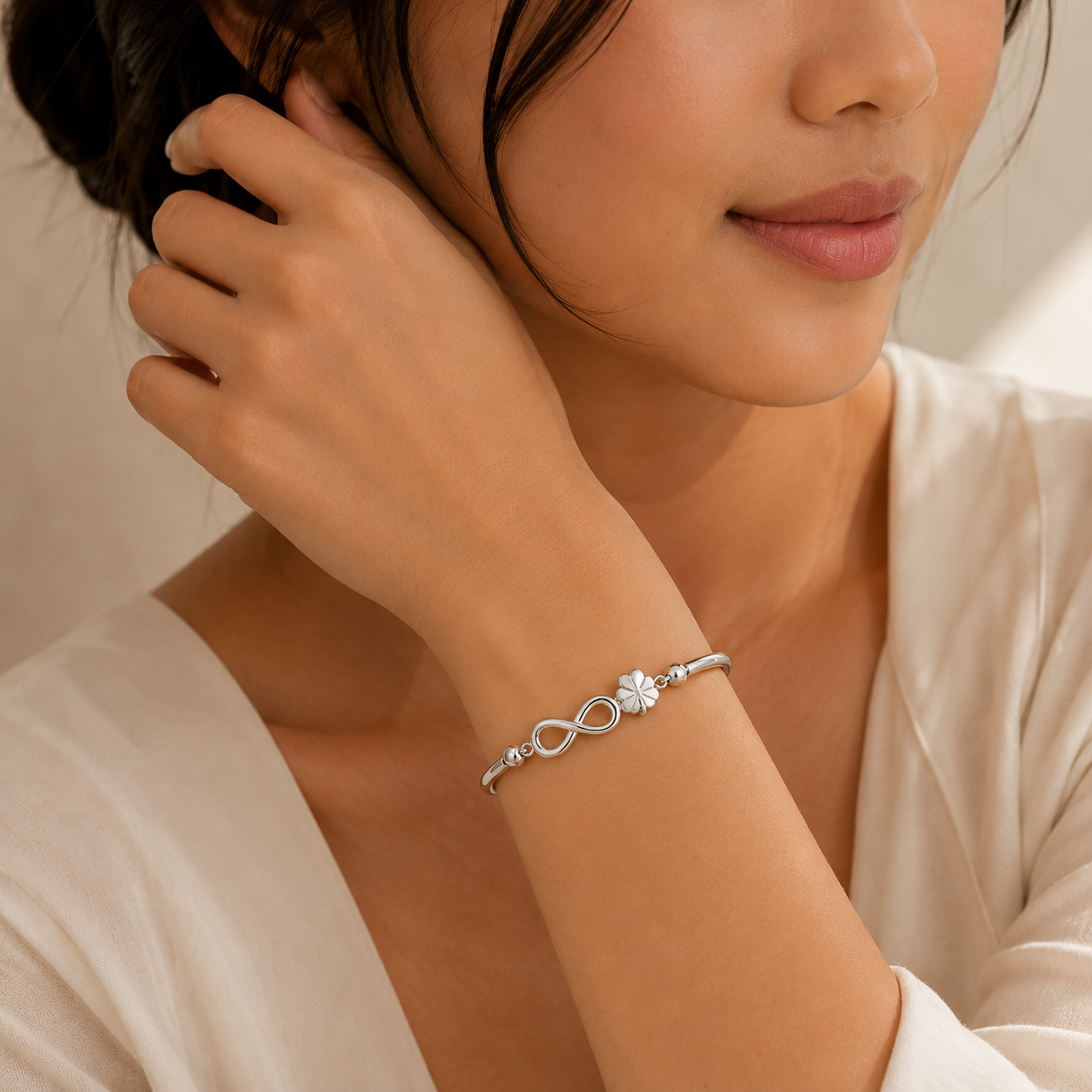 Pulseira Prateada com Símbolo do Infinito e Trevo – Design Delicado - Imagem 3