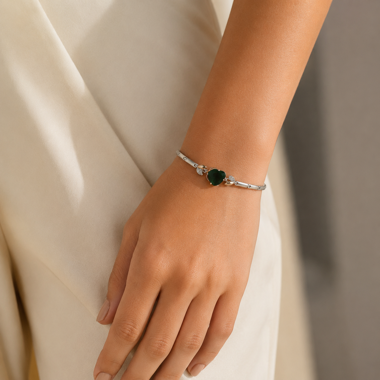 Pulseira Prata com Coração Verde e Detalhes Folha Bicolor - Imagem 3