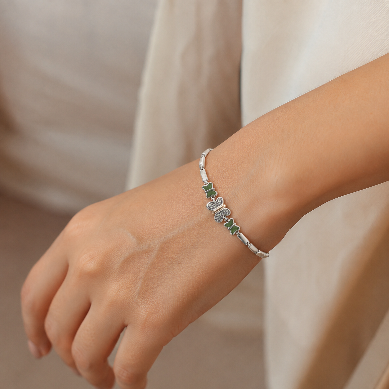 Pulseira Prata com Borboletas Verdes e Pingente Central Cravejado - Imagem 3