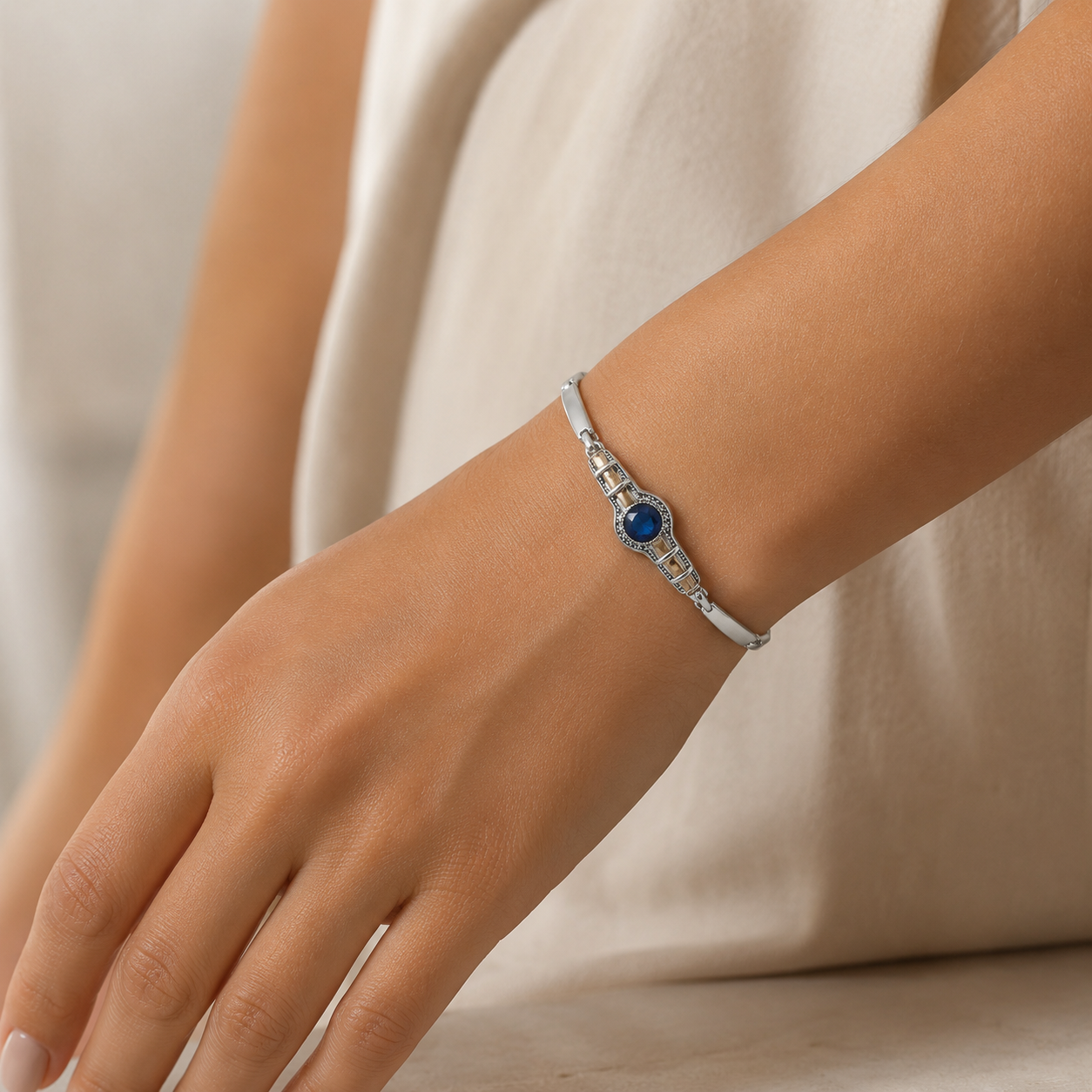 Pulseira Prata com Pedra Azul e Detalhes Dourados - Imagem 2