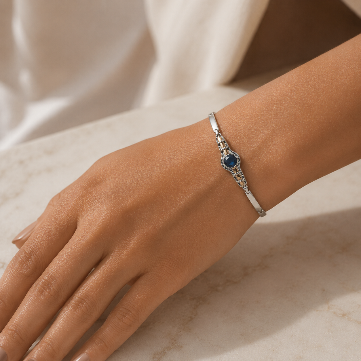 Pulseira Prata com Pedra Azul e Detalhes Dourados - Imagem 3